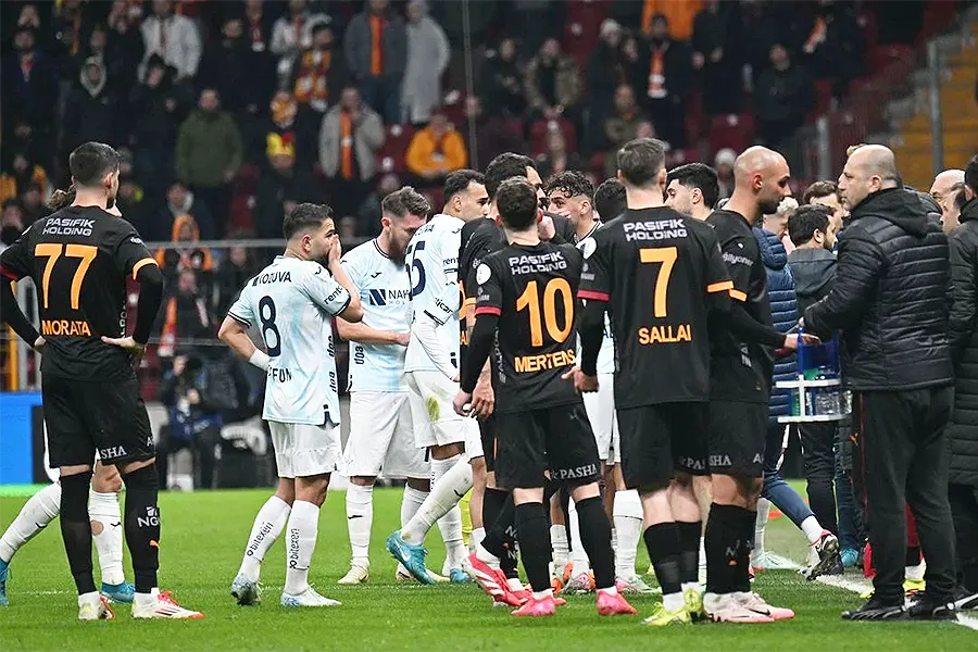 el Demirspor abandona el partido ante el Galatasaray