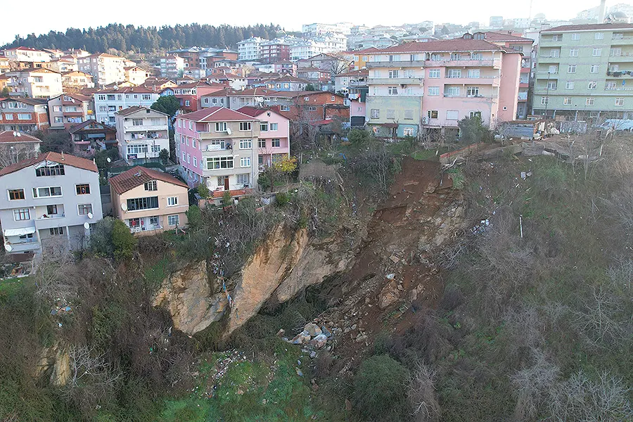 deslizamiento de tierra junto a edificios en Estambul