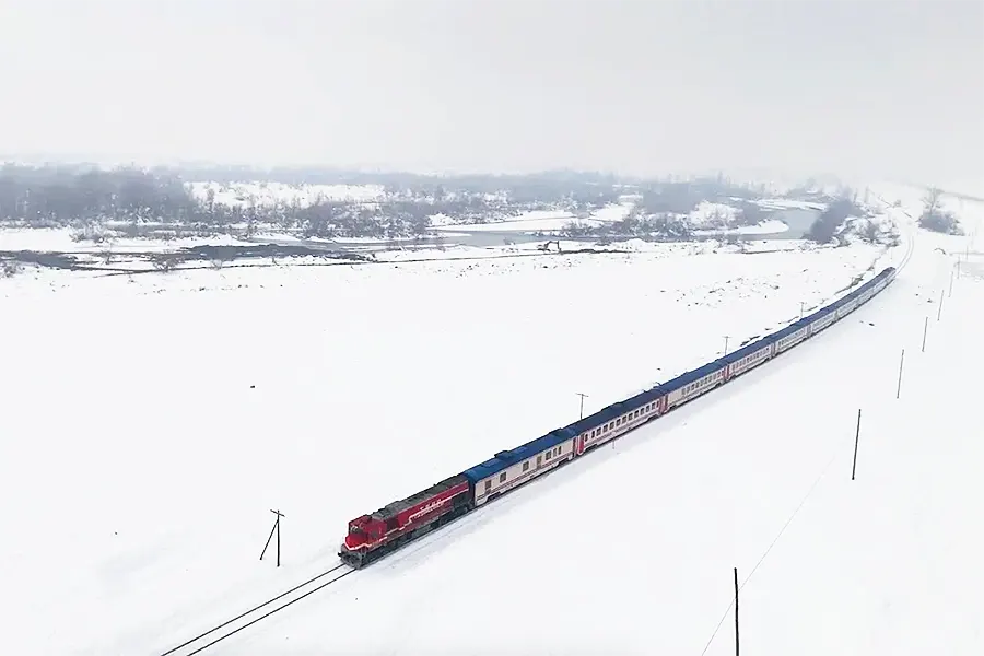 el Expreso de Oriente en un paisaje nevado