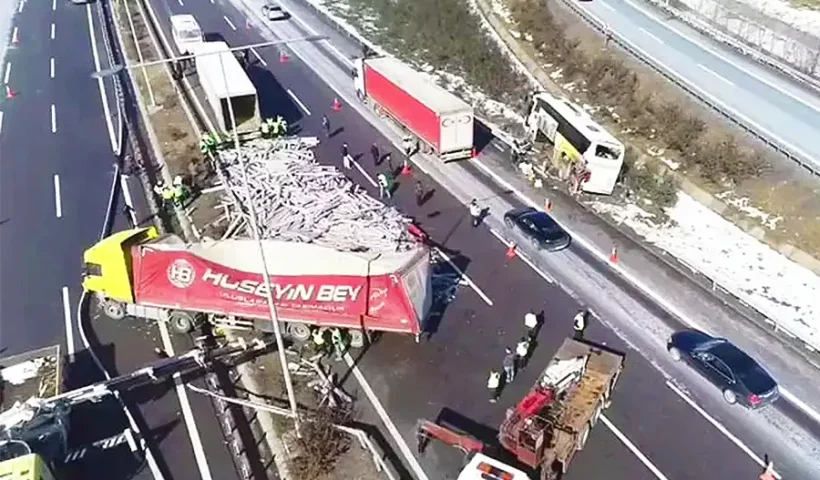 Istanbul, lorry crashed into a bus