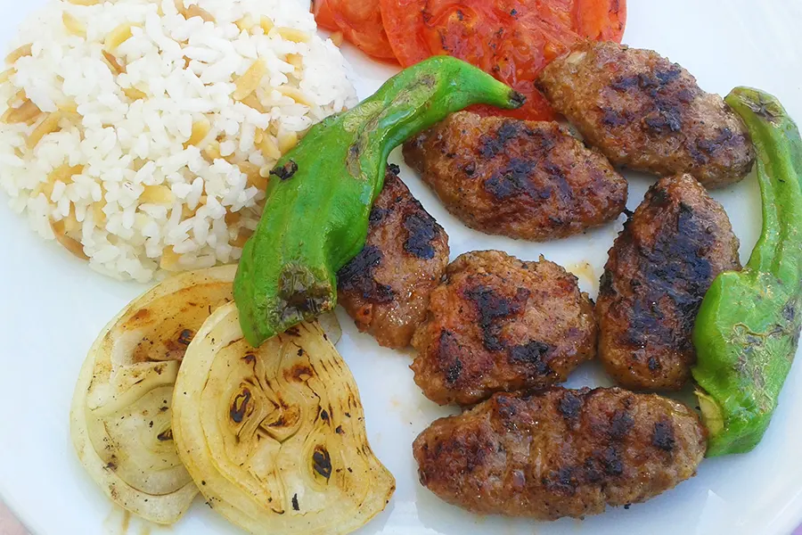 ızgara köfte (grilled meatballs)
