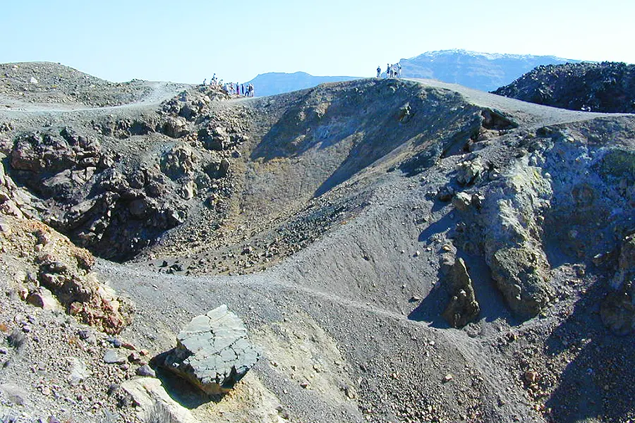 cráter del volcán Nea Kameni en Santorini