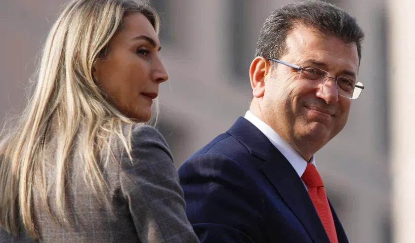 Ekrem Imamoğlu y su esposa