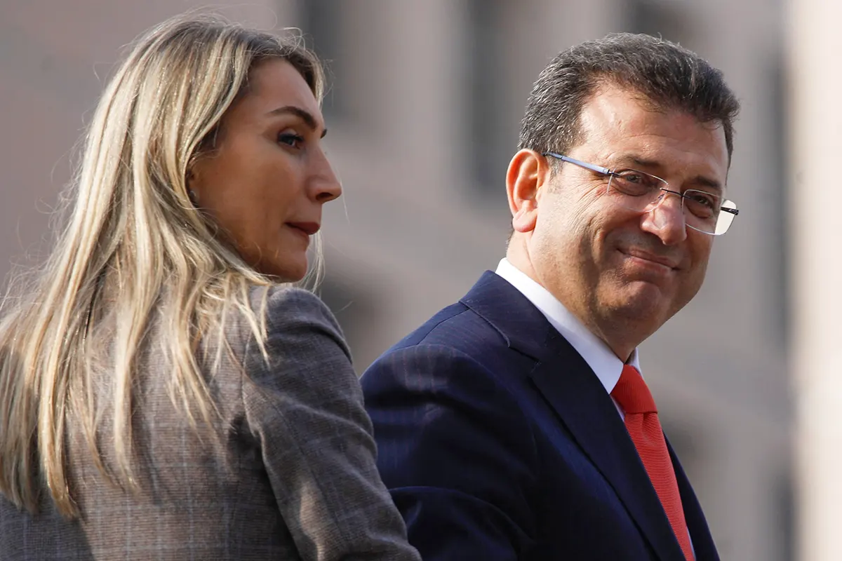 Ekrem Imamoğlu y su esposa