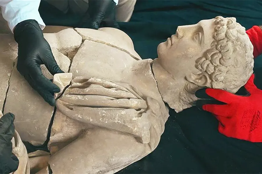 estatua de Hermes en Aspendos, Turquía