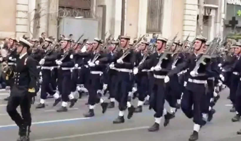 insultos de soldados griegos contra Turquía