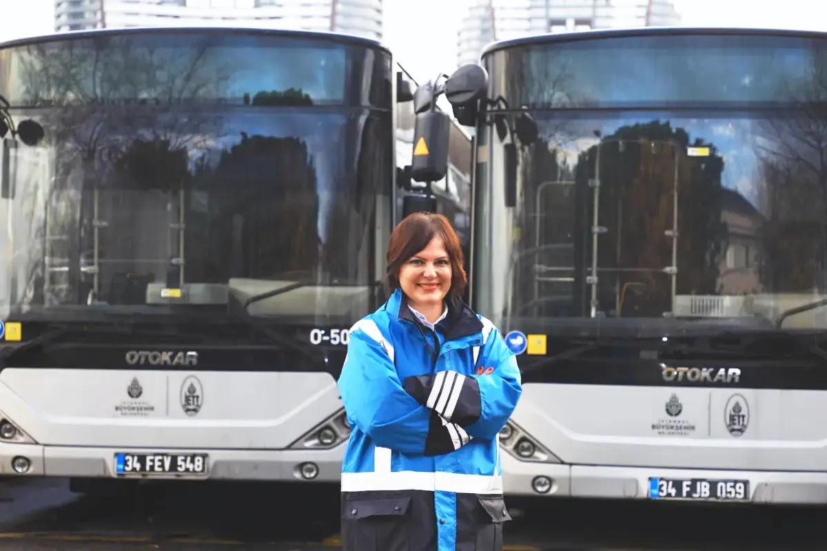 mujer conductora de autobús en Estambul