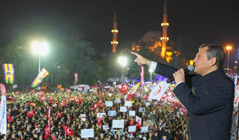 Özgür Özel durante una manifestación en Estambul