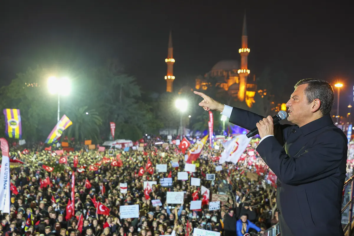 Özgür Özel durante una manifestación en Estambul
