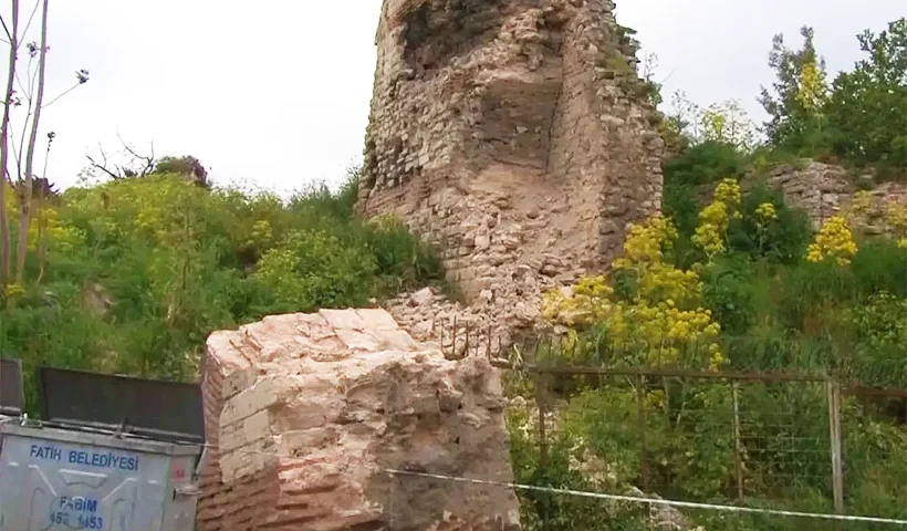 Constantinople's walls damaged after the earthquake