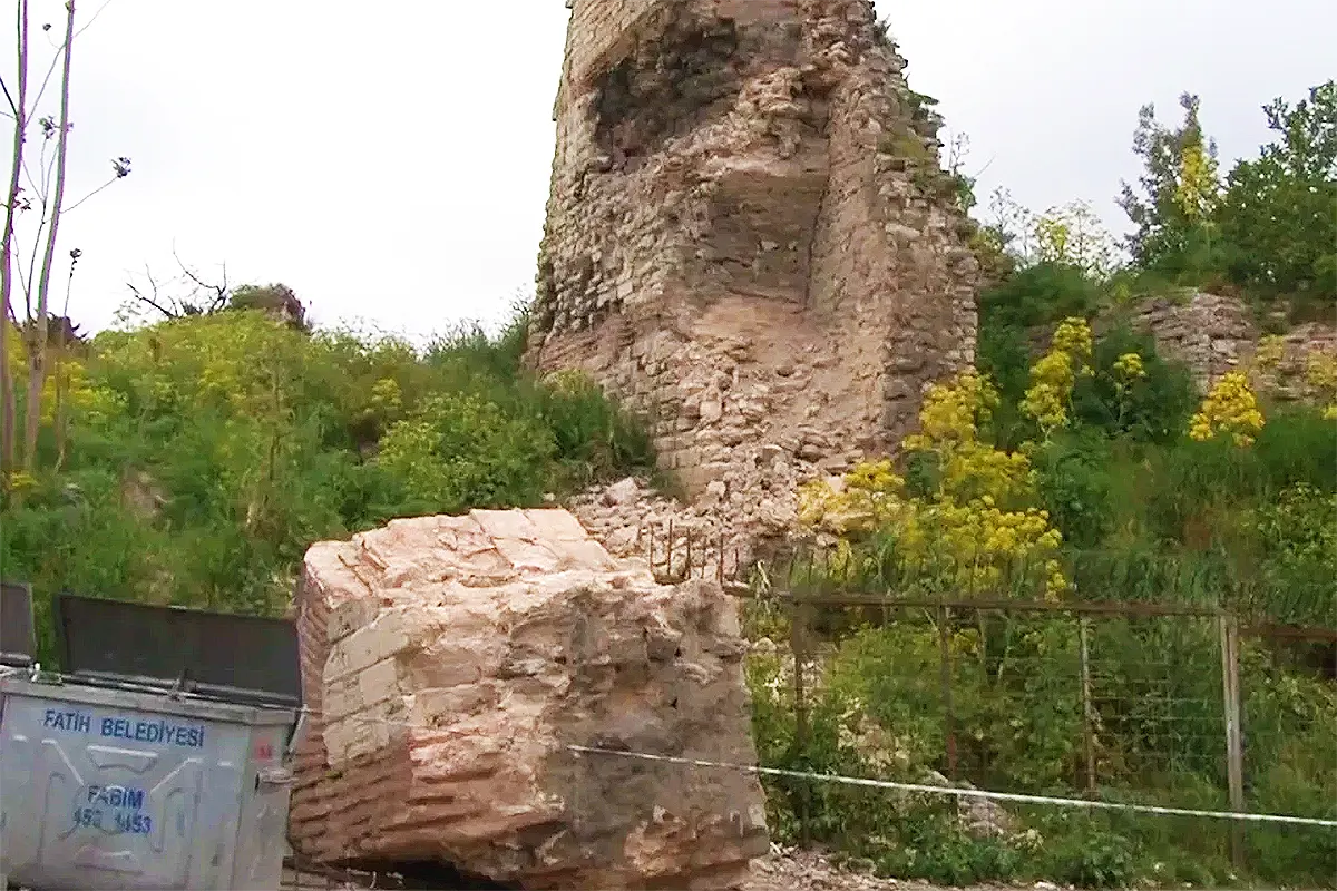 Constantinople's walls damaged after the earthquake