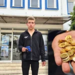 devuelve monedas de oro que encontró en la basura