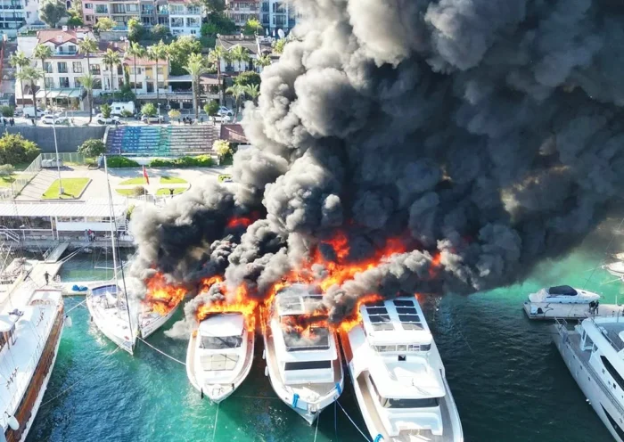 incendio de barcos en Fethiye