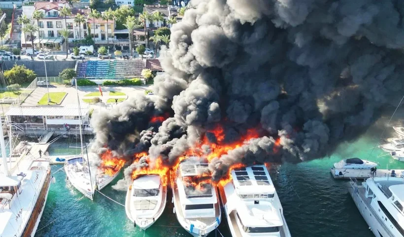 incendio de barcos en Fethiye