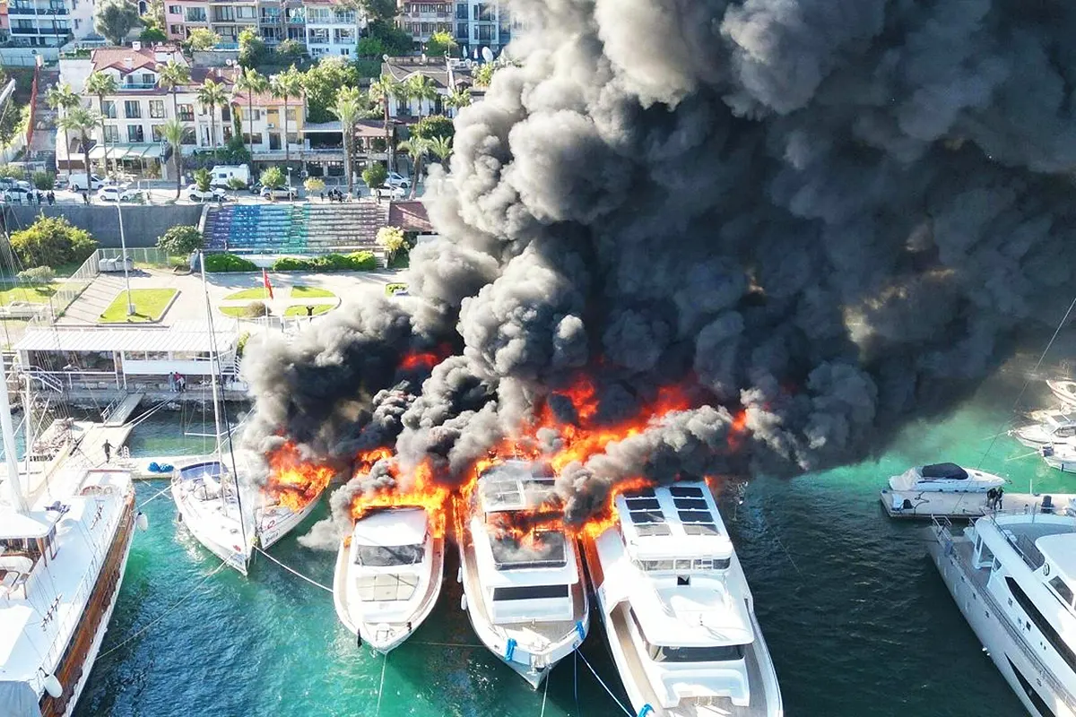 incendio de barcos en Fethiye