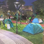tiendas en parques tras el terremoto en Estambul