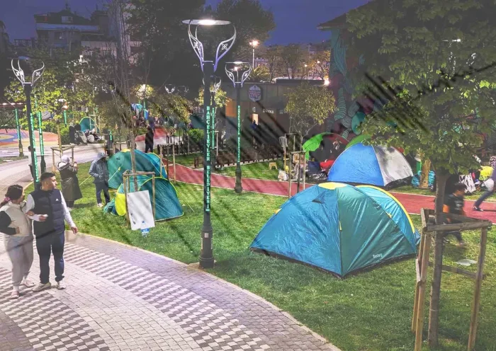 tiendas en parques tras el terremoto en Estambul