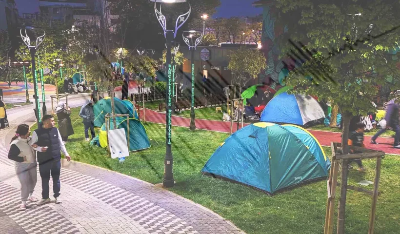 tiendas en parques tras el terremoto en Estambul