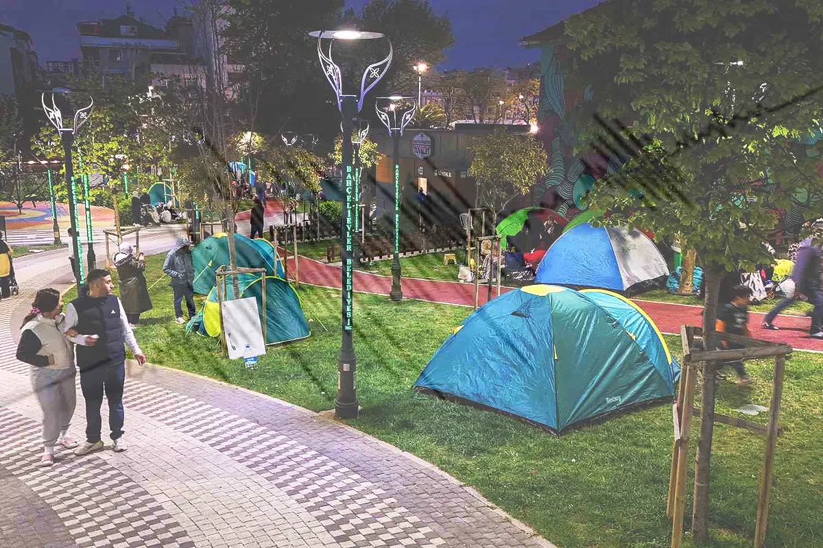tiendas en parques tras el terremoto en Estambul
