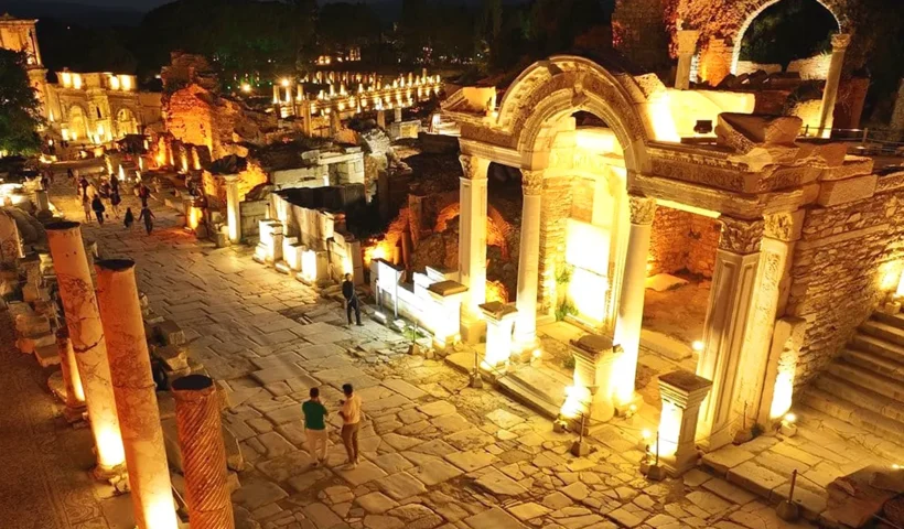 Éfeso, visita de turistas de noche