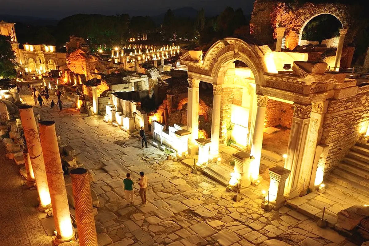 Éfeso, visita de turistas de noche