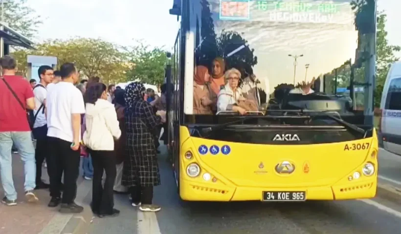 Istanbul, queues at bus stops