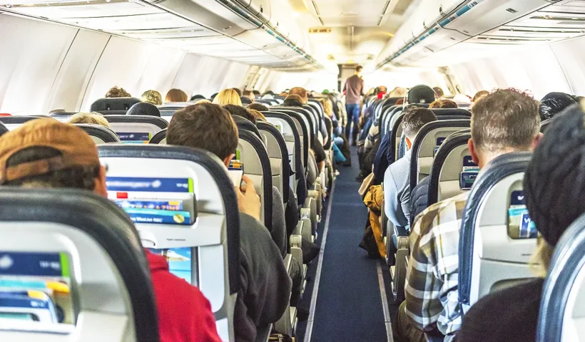 pasajeros en un avión