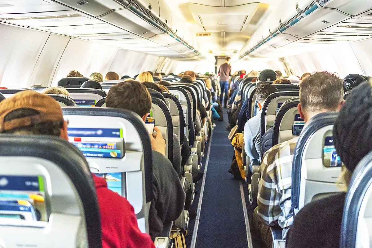 pasajeros en un avión