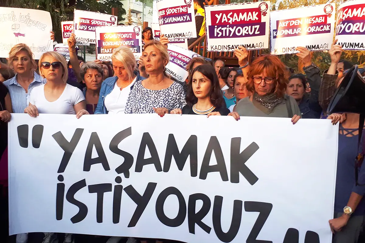 protesta de mujeres contra la violencia de género