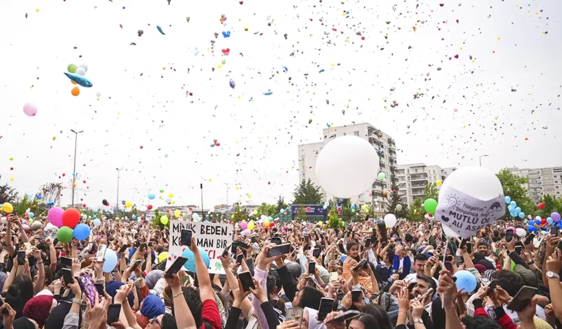 suelta de globos por un niño con cáncer