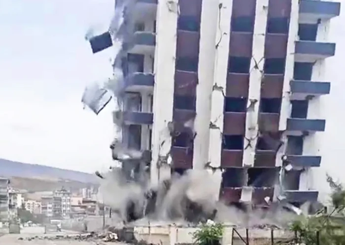 Turquía, colapso de un edificio dañado por un terremoto