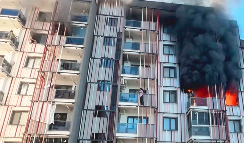 evacuación de edificio en llamas en Turquía