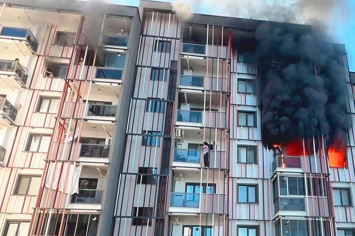 evacuación de edificio en llamas en Turquía