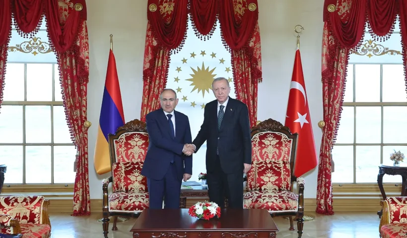 Pashinyan y Erdoğan en Estambul