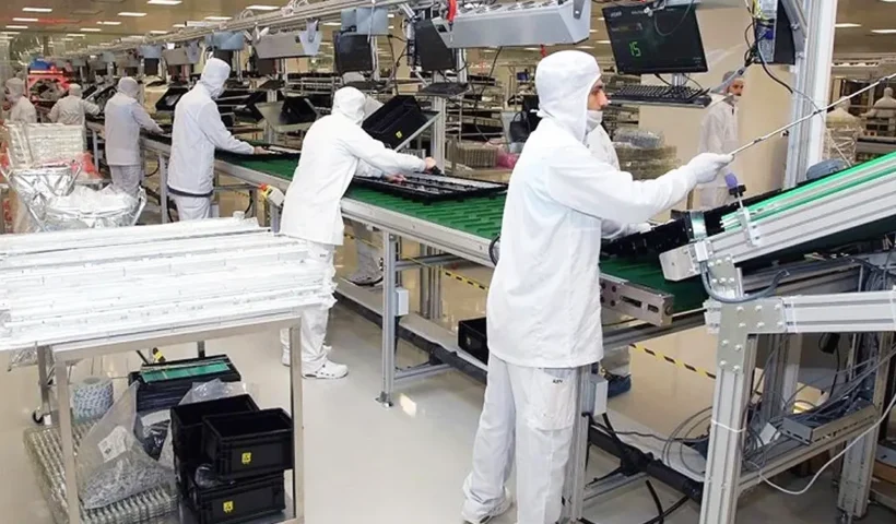 trabajadores en una fábrica