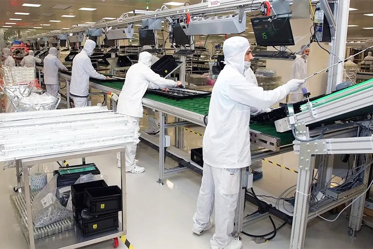 trabajadores en una fábrica