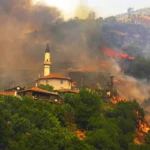 casas destruidas por los incendios en Turquía