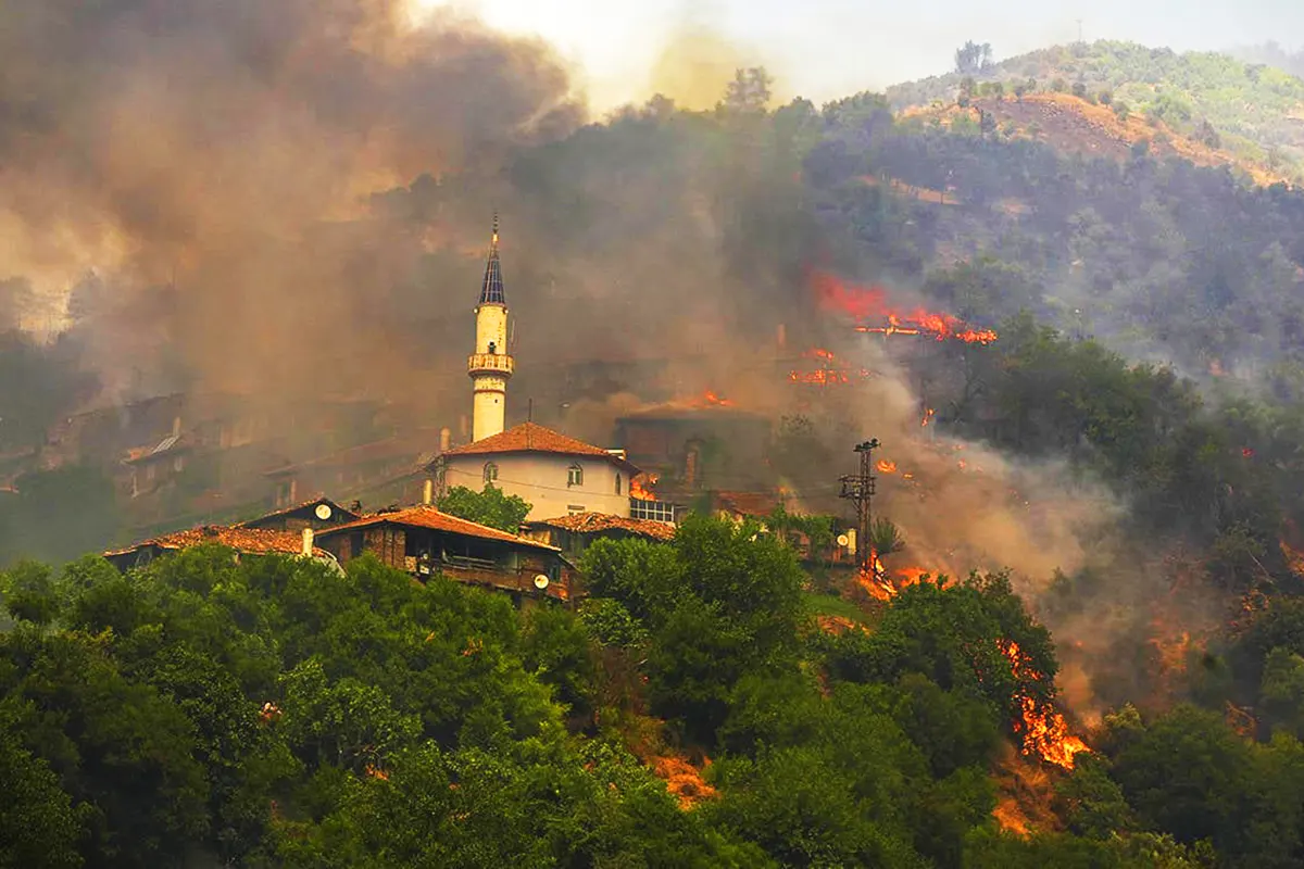 casas destruidas por los incendios en Turquía