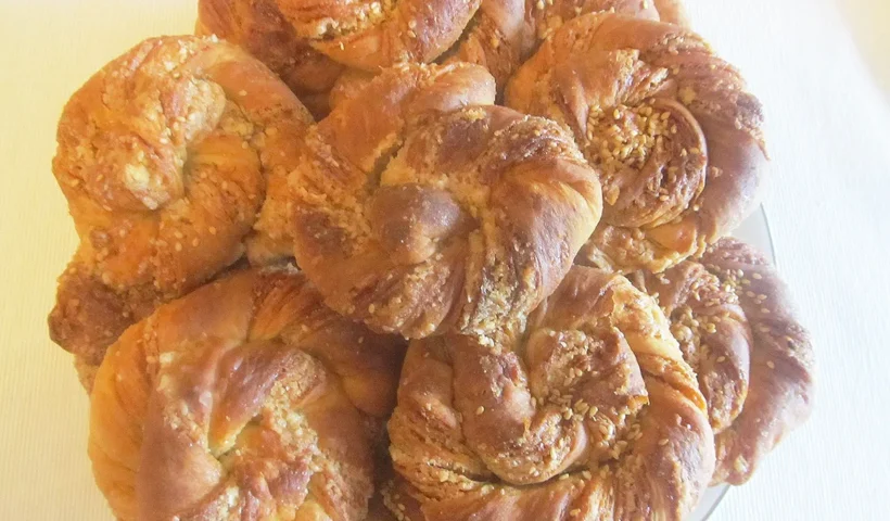 Tahinli çörek (bollos con tahin y nuez)