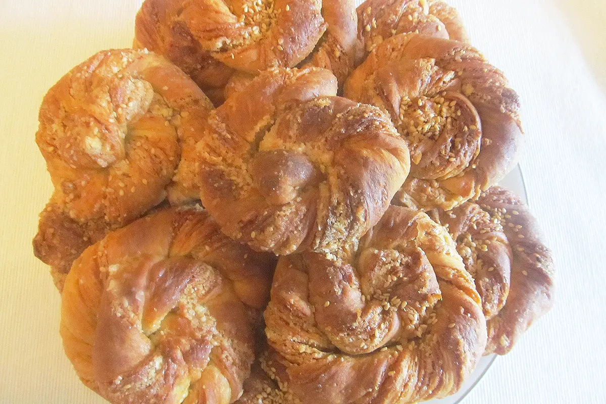 Tahinli çörek (bollos con tahin y nuez)