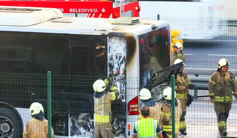 incendio en un metrobús de Estambul