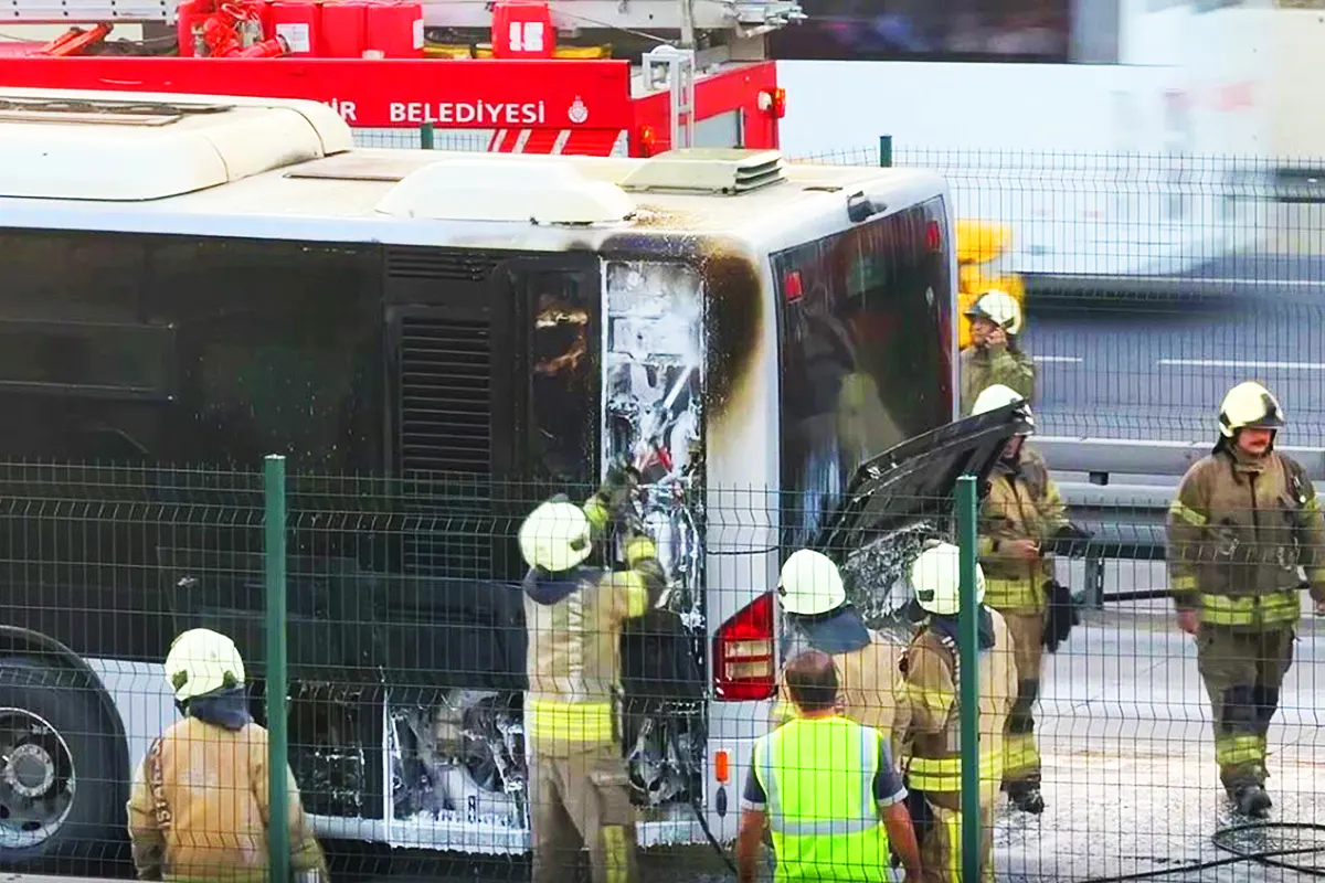 incendio en un metrobús de Estambul