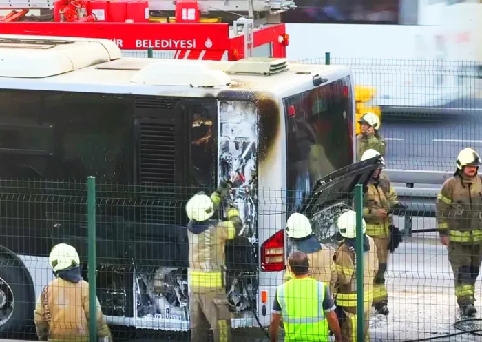 Istanbul, metrobus fire