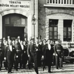 Atatürk saliendo del primer parlamento turco