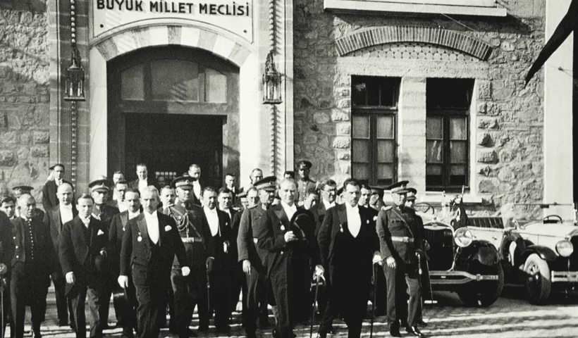 Atatürk saliendo del primer parlamento turco