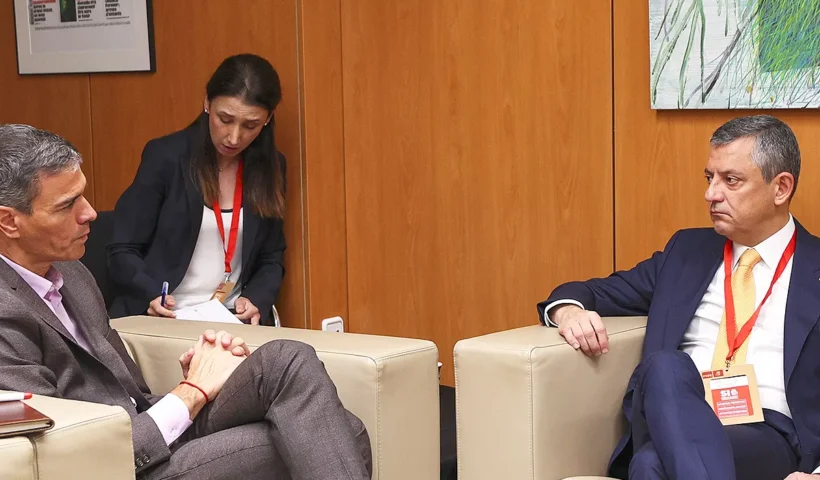 Pedro Sánchez, Özgür Özel
