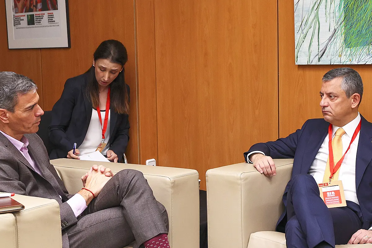 Pedro Sánchez, Özgür Özel
