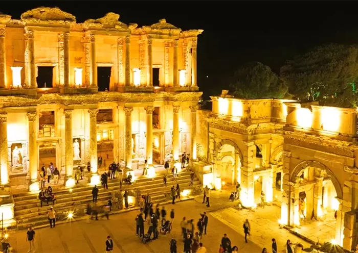 turismo en Éfeso de noche