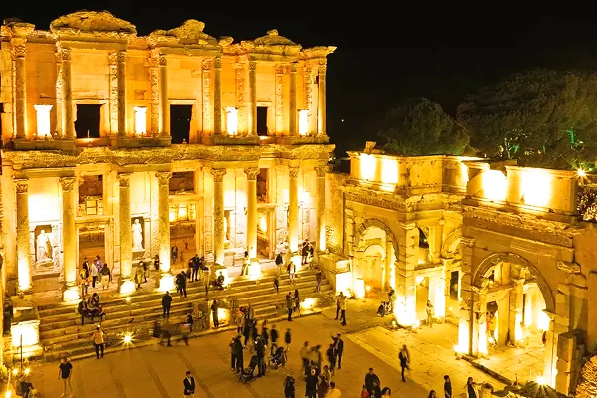 turismo en Éfeso de noche