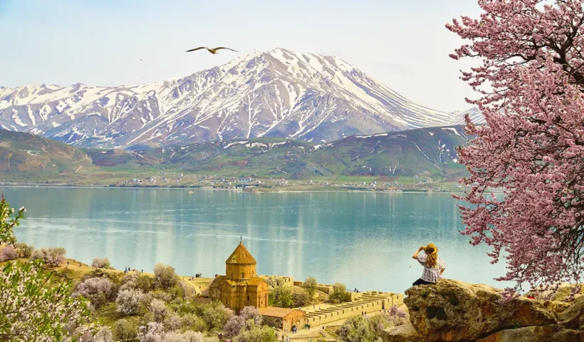 iglesia de la Santa Cruz en la isla de Akdamar, Turquía